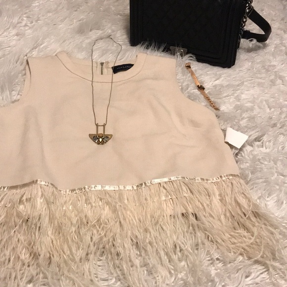 🔥Akira Fancy feather top🔥🔥🔥 - Picture 2 of 5